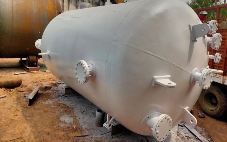 Industrial-grade MS storage tank with reinforced structure.